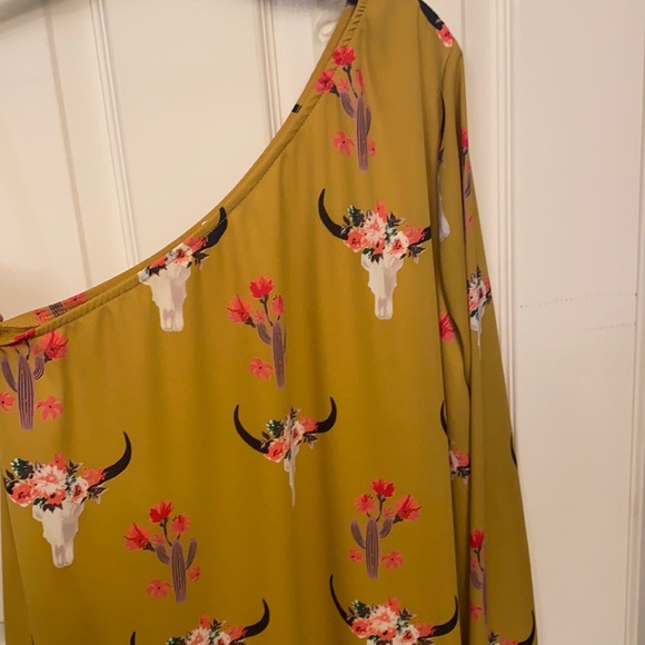 Vici’s women’s yellow dress